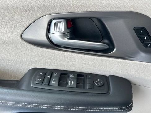 Used 2024 Chrysler Pacifica Touring-L FWD image 12