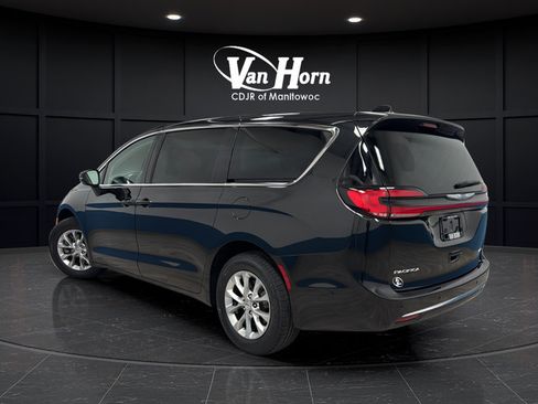 Used 2023 Chrysler Pacifica Touring-L w/ Uconnect Theater Family Group AWD/4WD image 5