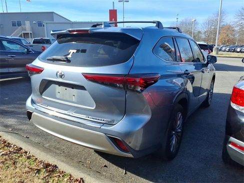 Used 2020 Toyota Highlander Platinum image 2
