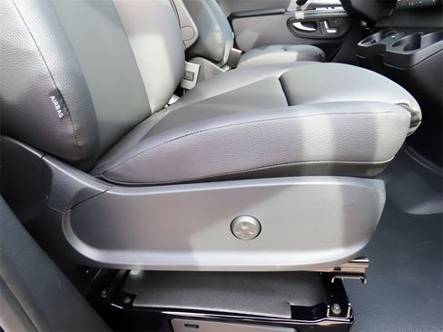 Used 2024 Mercedes-Benz Sprinter 2500 image 37