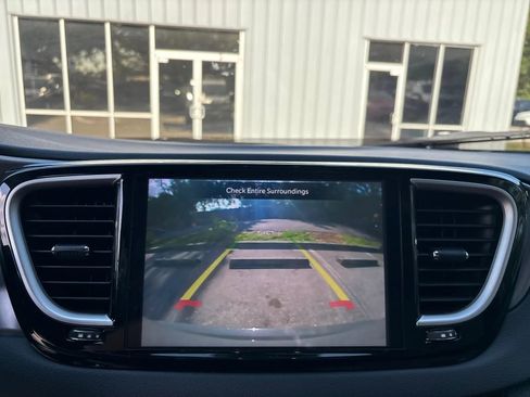 Used 2025 Chrysler Pacifica Select FWD image 22