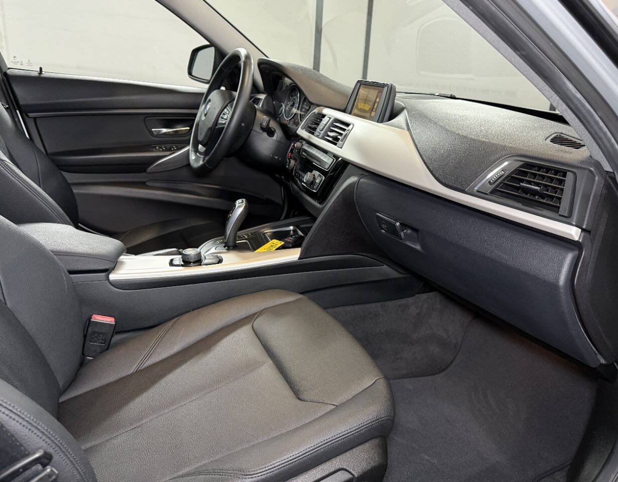 Used 2017 BMW 320i Sedan RWD image 6