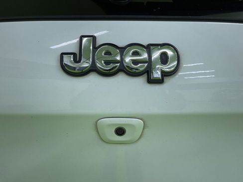 Used 2017 Jeep Cherokee Limited image 13