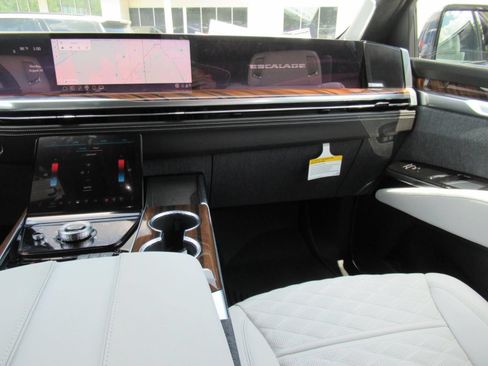 New 2026 Cadillac Escalade Platinum Luxury w/ LPO, Radiant Package AWD/4WD image 13