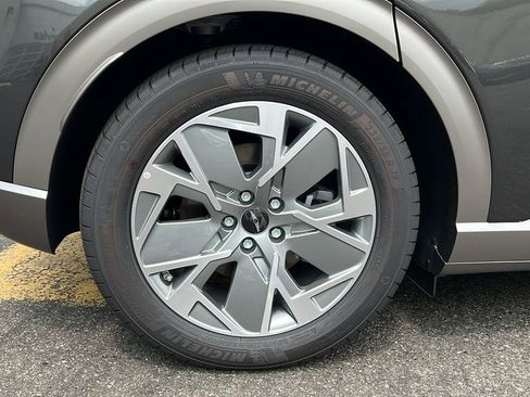 Used 2025 Genesis GV60 Advanced image 11