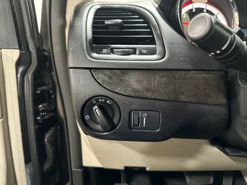 Used 2018 Dodge Grand Caravan SE w/ UConnect Hands-Free Group image 37