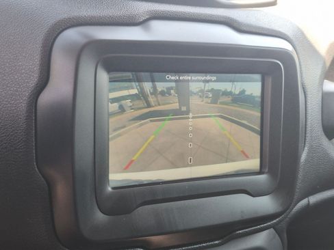 Used 2018 Jeep Renegade Latitude FWD image 23