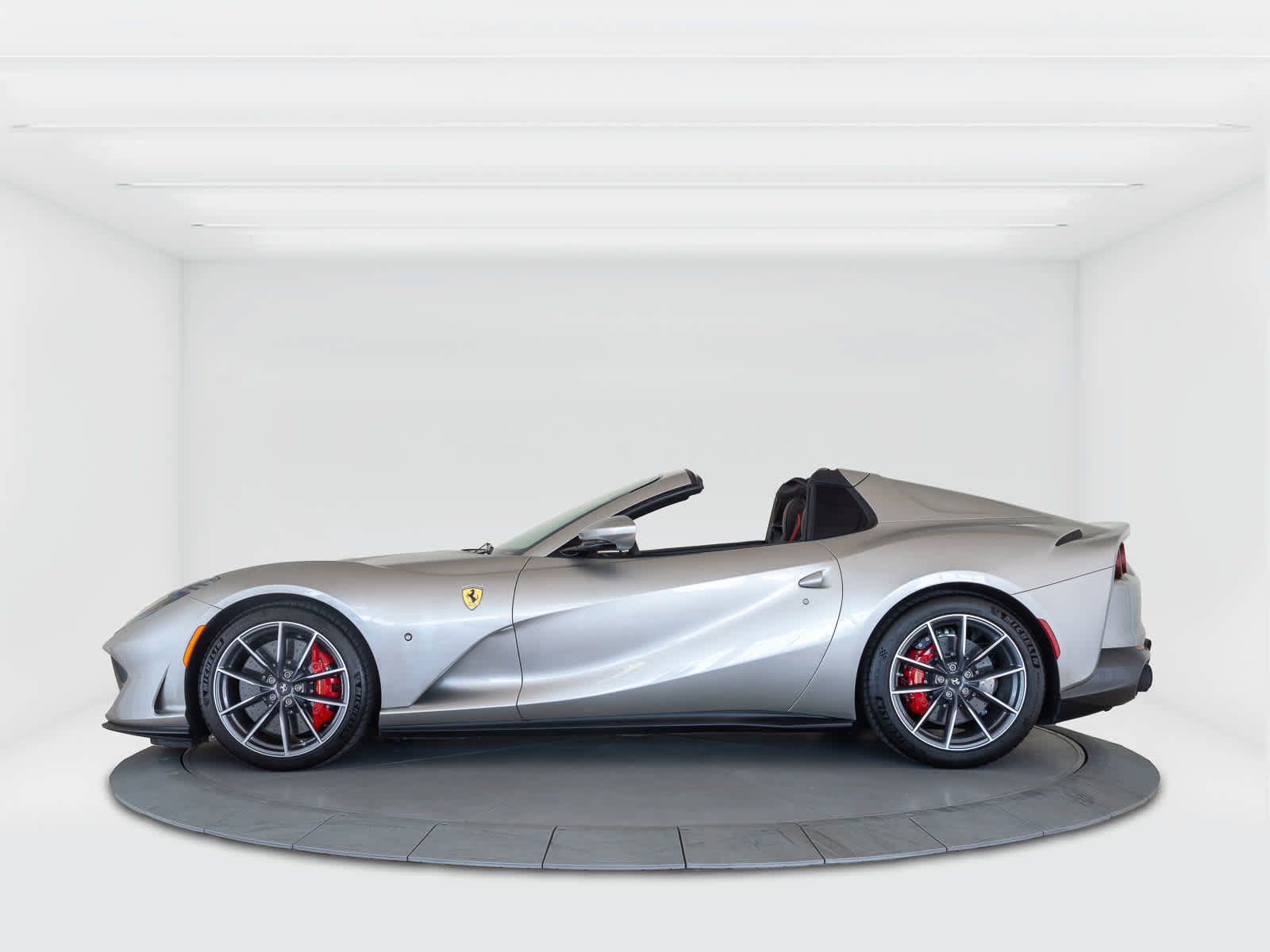 Used 2022 Ferrari 812 GTS RWD image 2
