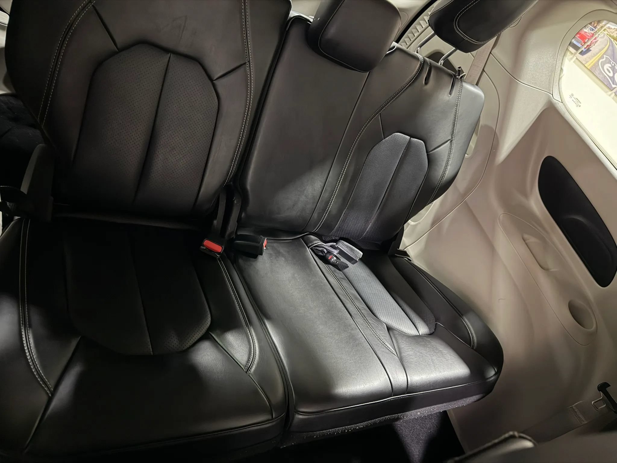 Used 2023 Chrysler Pacifica Touring-L FWD image 34