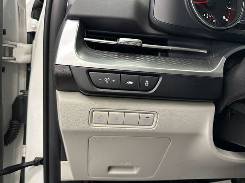 Used 2024 Kia Carnival LX FWD image 32