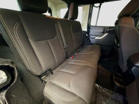 Used 2016 Jeep Wrangler Unlimited Sahara image 13