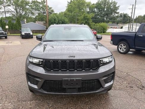 Used 2023 Jeep Grand Cherokee Altitude AWD/4WD image 9