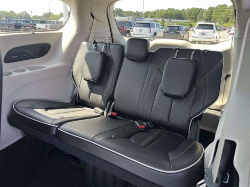 Used 2023 Chrysler Pacifica Limited w/ Uconnect Theater Family Group FWD image 10