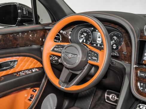 Used 2022 Bentley Bentayga AWD/4WD image 31