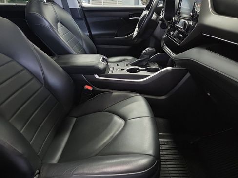 Used 2022 Toyota Highlander XLE image 23