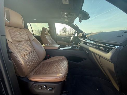 Used 2023 Cadillac Escalade ESV Premium Luxury image 33