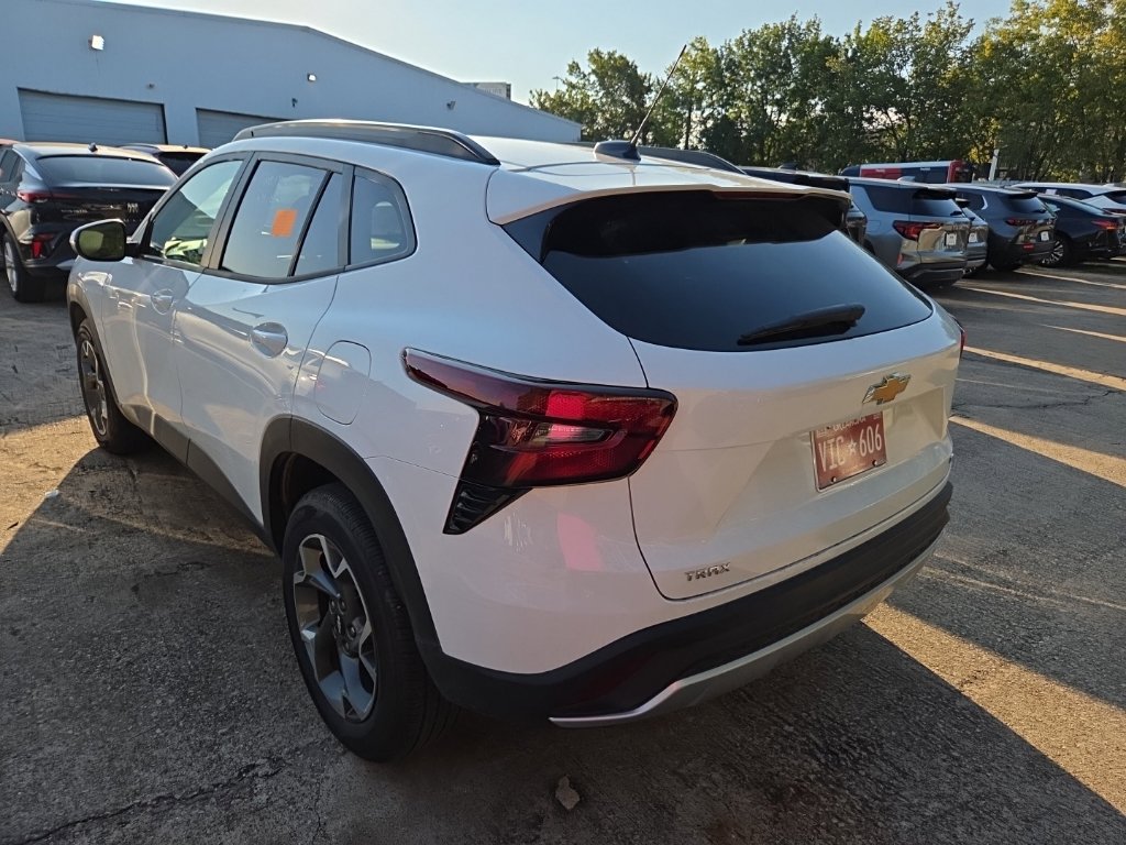 Used 2026 Chevrolet Trax LT FWD image 8
