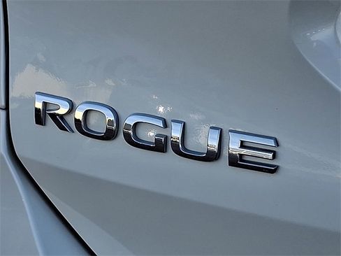 Used 2018 Nissan Rogue SL w/ Premium Package image 32