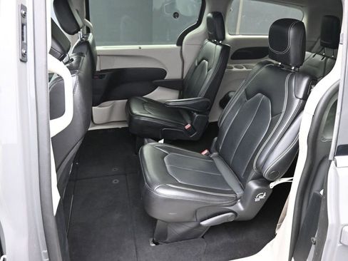Used 2023 Chrysler Pacifica Touring-L image 13