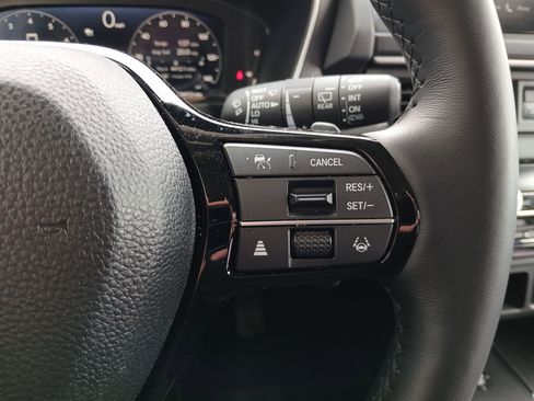 Used 2025 Honda Pilot Elite image 11