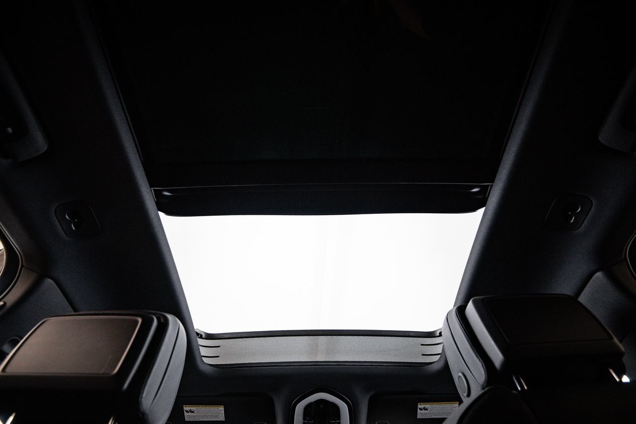 Certified 2023 Porsche Macan AWD/4WD image 30