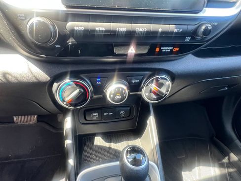 Used 2025 Hyundai Venue SE FWD image 24