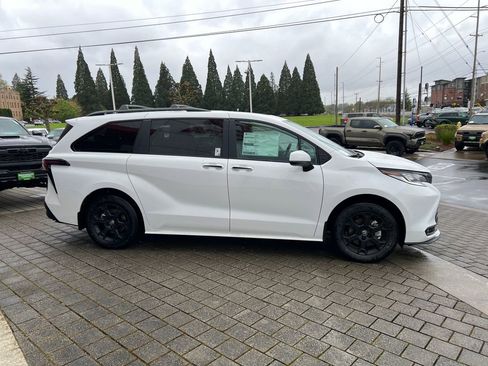 New 2026 Toyota Sienna XLE Woodland Edition image 6