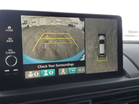 Used 2025 Honda Pilot TrailSport image 17