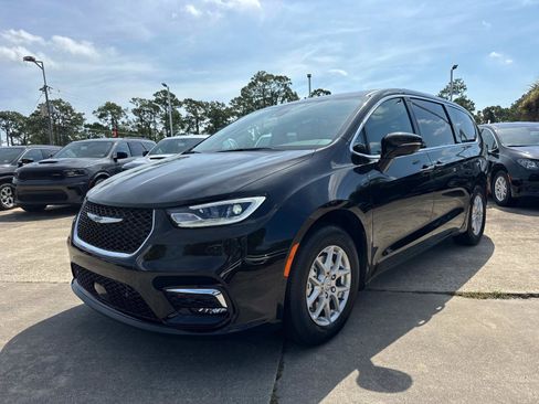 New 2025 Chrysler Pacifica Select FWD image 7