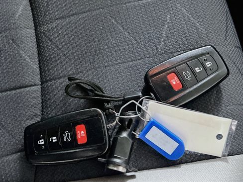 Used 2019 Toyota RAV4 XLE w/ Convenience Package FWD image 36