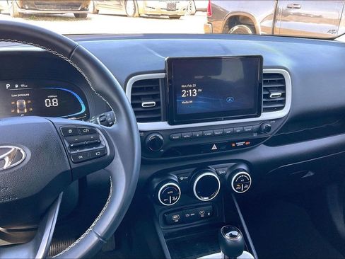 Used 2025 Hyundai Venue Limited FWD image 6