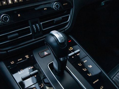 Certified 2023 Porsche Macan Turbo AWD/4WD image 18