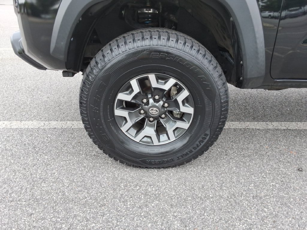 Used 2020 Toyota Tacoma TRD Off-Road w/ TRD Premium Off Road Package AWD/4WD image 10