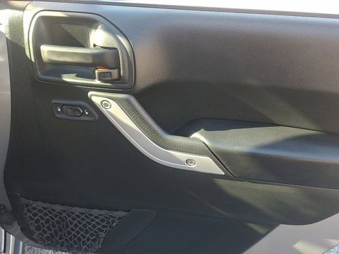 Used 2018 Jeep Wrangler Unlimited Rubicon w/ Cold Weather Group image 10