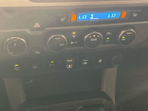 Used 2019 Toyota Tacoma TRD Off-Road AWD/4WD image 19