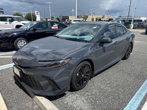 Used 2025 Toyota Camry SE FWD image 1