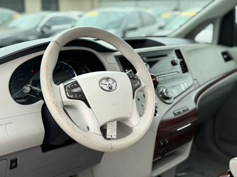 Used 2012 Toyota Sienna XLE image 20