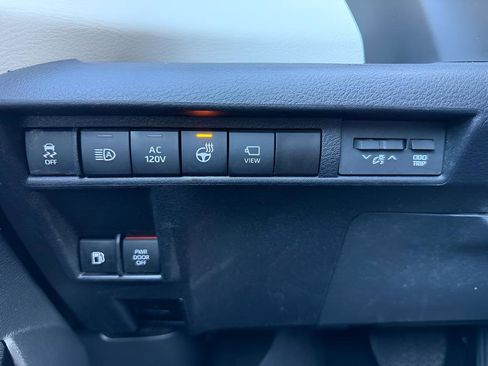 Used 2023 Toyota Sienna Platinum image 12