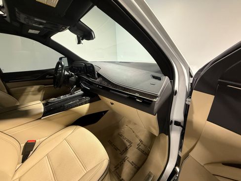 Used 2023 Cadillac Escalade Premium Luxury AWD/4WD image 34
