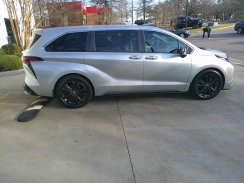 Used 2021 Toyota Sienna XSE image 14