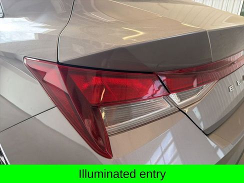 Used 2022 Hyundai Elantra SEL image 13