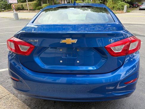 Used 2017 Chevrolet Cruze LT w/ Convenience Package FWD image 6