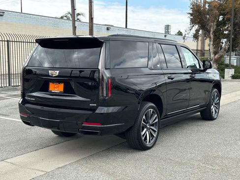 Used 2025 Cadillac Escalade ESV Sport AWD/4WD image 3