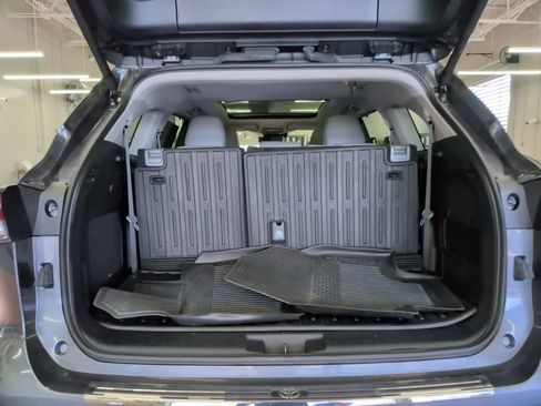 Used 2024 Toyota Highlander Platinum image 8