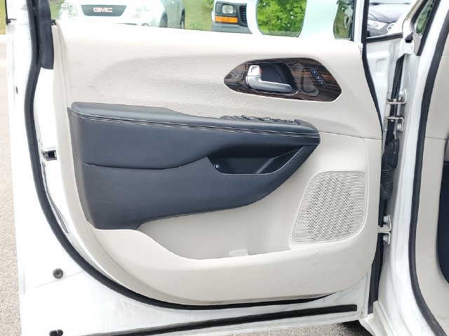 Used 2021 Chrysler Pacifica Limited w/ Uconnect Theater Family Group FWD image 10