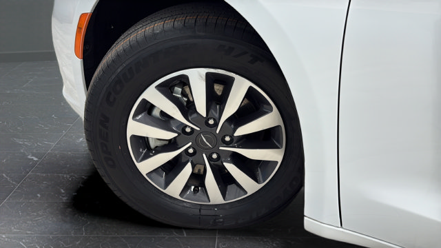 Used 2024 Chrysler Pacifica Limited FWD image 36