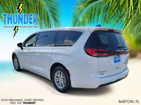 New 2026 Chrysler Pacifica Select image 3