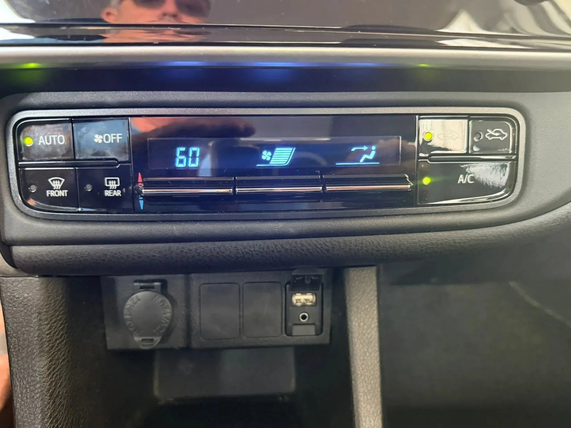 Used 2019 Toyota Corolla LE w/ Carpet Mat Package (TMS) FWD image 14