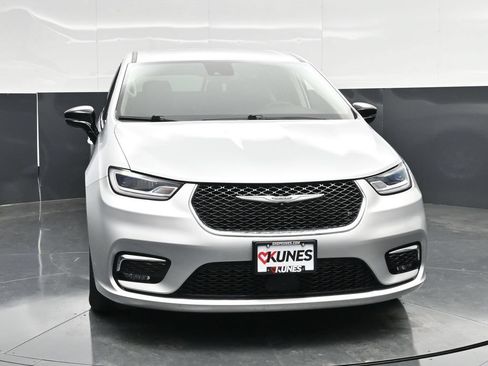 Used 2024 Chrysler Pacifica Touring-L FWD image 4