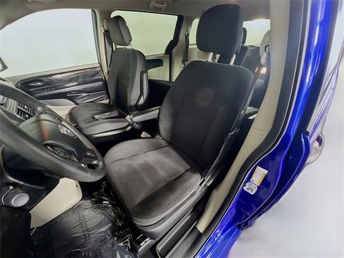 Used 2019 Dodge Grand Caravan SE w/ UConnect Hands-Free Group image 9